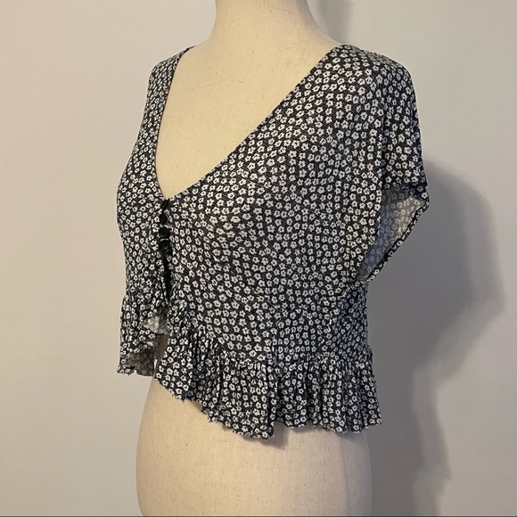 Urban Outfitters Ruffled Daisy 90s Crop Top - Picture 2 of 5